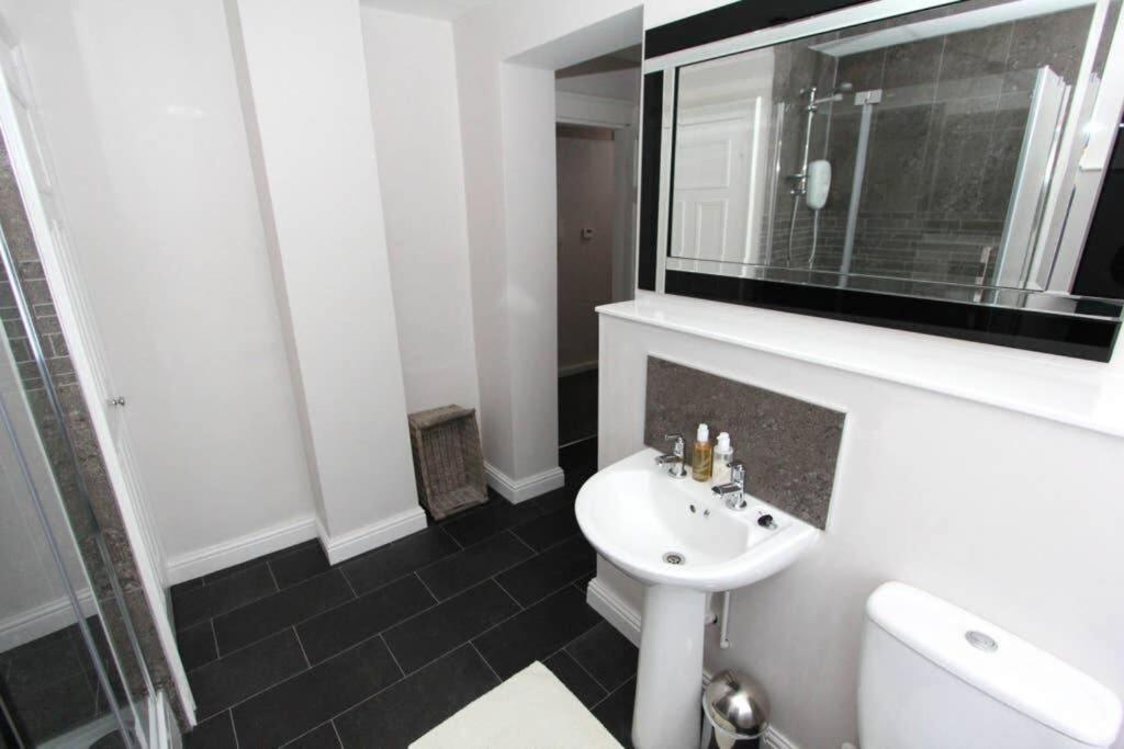 Top Floor Character Apartment In The Heart Of The City Centre Честер Экстерьер фото